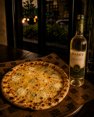 Quattro Formaggi Pizza + İsabey Beyaz Şarap 75cl